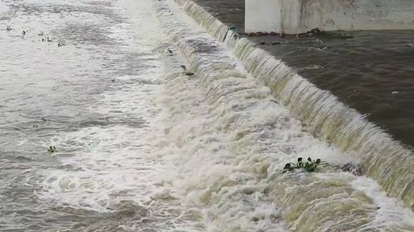 flood alert to public who live at the vaigai river shore areas in madurai vel
