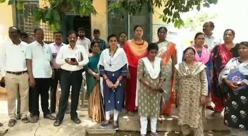Bescom department staff protested in front of the office in Chitradurga gvd