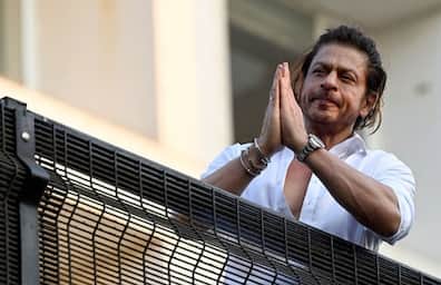 Shah Rukh Khan who was undergoing treatment for sunstroke left the hospital vvk
