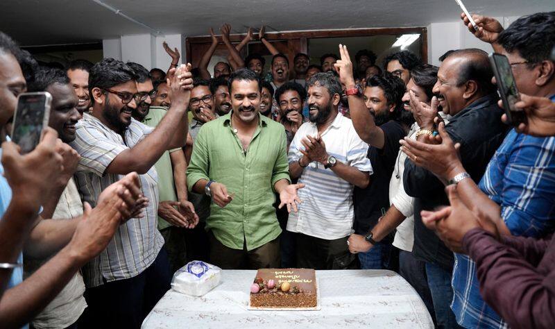 asif ali celebrates the success of thalavan movie at his new movie location