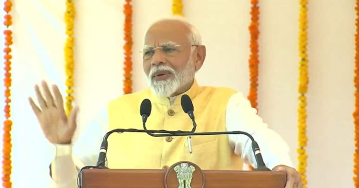 PM Modi addresses PMO officials after assuming office, sets ambitious ...