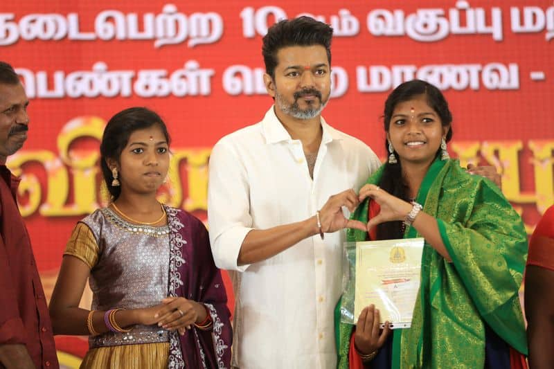 actor vijay who stood still for 10 hours and presented the award At the age of 50 mma