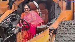 Krishnamrajs wife in Prabhas Buzzy car.. See her indescribable happiness JMS