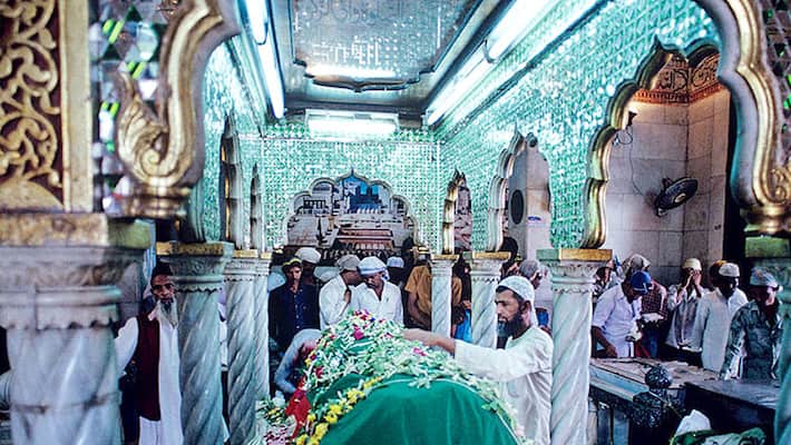 HC lifts ban on women entry at Haji Ali Dargah HC lifts ban on women entry at Haji Ali Dargah