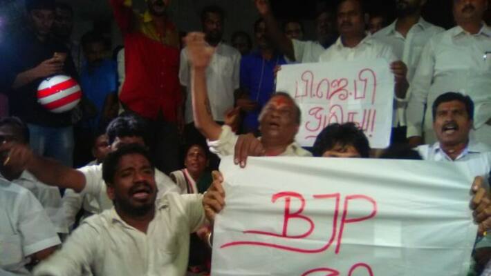 TTV Dinakaran team protest against BJP for raid in poes garden TTV Dinakaran team protest against BJP for raid in poes garden