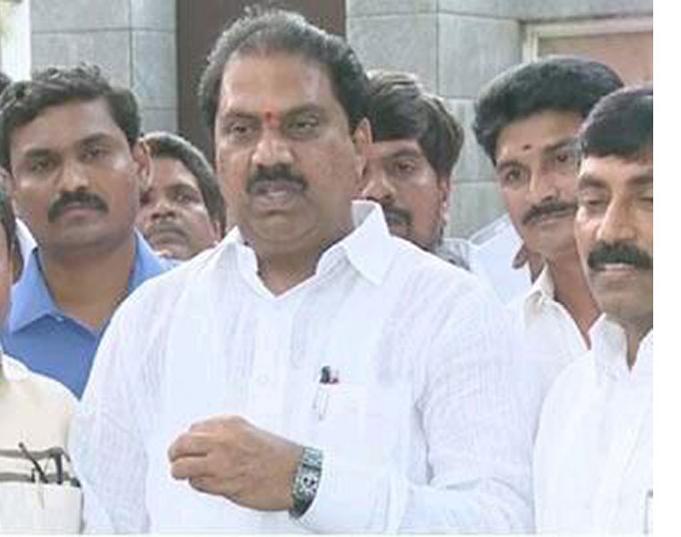 బాపట్ల నుండి రెండో దఫా ఎన్నికైన కోన రఘుపతి పేరును కేబినెట్ పదవి కోసం జగన్ పరిశీలిస్తున్నట్టుగా వైసీపీ వర్గాల్లో ఉంది.బ్రహ్మణ సామాజిక వర్గం నుండి కోన రఘుపతి బాపట్ల నుండి విజయం సాధిస్తే...విజయవాడ సెంట్రల్ నుండి మల్లాది విష్ణు నుండి విజయం సాధించారు.