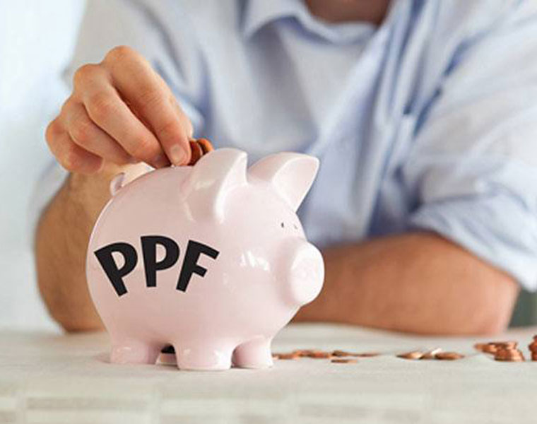 PPF निवेश से कैसे बन सकते हैं लखपति
आप हर महीने 6,000 रुपये का निवेश कर सकते हैं। इस हिसाब से अगर आप लगातार 25 साल निवेश करते हैं तो 7.1फीसद की ब्याज दर से 25 साल बाद आपका मैच्योरिटी अमाउंट 49 लाख 47 हजार रुपये के आसपास बैठता है। हालांकि, यहां हम पीपीएफ ब्याज दर 7.1 प्रतिशत प्रति वर्ष मान रहे हैं। इस हिसाब से आपको 6,000 रुपये प्रति माह या 200 रुपये प्रति दिन (पीडी) निवेश के माध्यम से 49 लाख 47 हजार रुपये मिल सकते हैं।