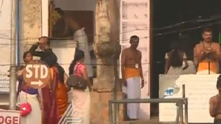 Hindu outfits stop churidar clad women from entering temple Hindu outfits stop churidar clad women from entering temple