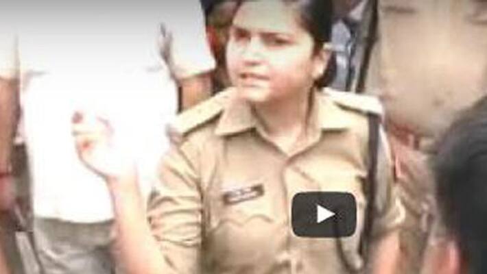 this up lady police officer is not scared of Ruling party men this up lady police officer is not scared of Ruling party men