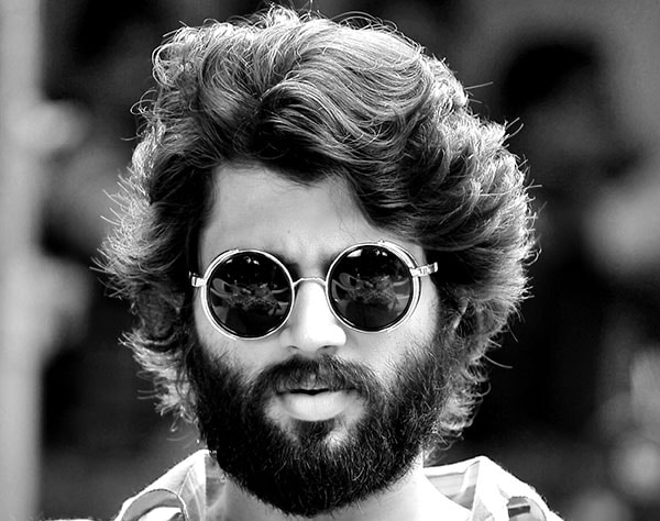 అర్జున్ రెడ్డి: ఈ సినిమాతో విజయ్ కెరీర్ ఒక్కసారిగా మారిపోయింది. 30కోట్ల వరకు లాభాల్ని అందించిన ఈ బోల్డ్ మూవీ బాక్స్ ఆఫీస్ వద్ద రౌడీ హీరోకు తనకంటూ ఒక స్థాన్ని ఏర్పరచింది. ఈ సినిమా బడ్జెట్ 4 కోట్లు