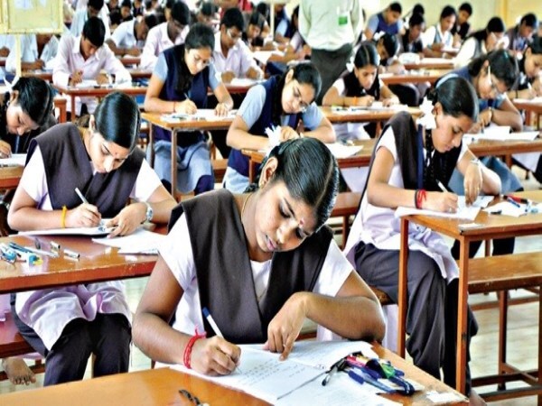 उत्तरप्रदेश
उत्तर प्रदेश में भी कोरोना संक्रमण के मामलों में लगातार वृद्धि हो रही है। वहीं, दूसरी तरफ पंचायत के चुनाव भी हैं। ऐसे में बोर्ड परीक्षाओं (UP Board Exam 2021) की तारीखों में बदलवा किया गया है। यूपी बोर्ड 10वीं और 12वीं की परीक्षा अब 8 मई से शुरू होगी। पहले यह परीक्षाएं 25 अप्रैल से होनी थीं। 