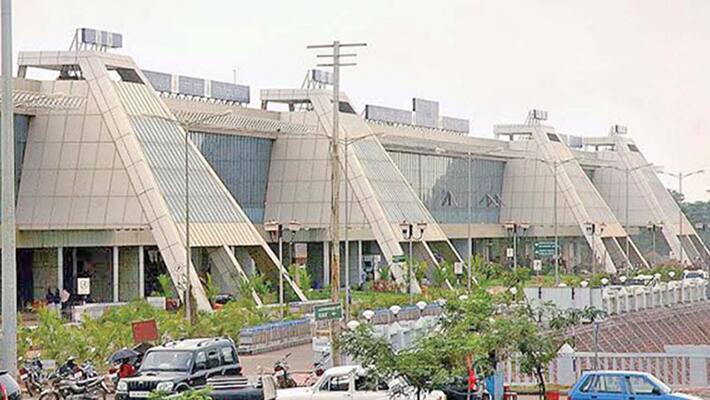 man caught at karipur airport with currencies of different countries man caught at karipur airport with currencies of different countries