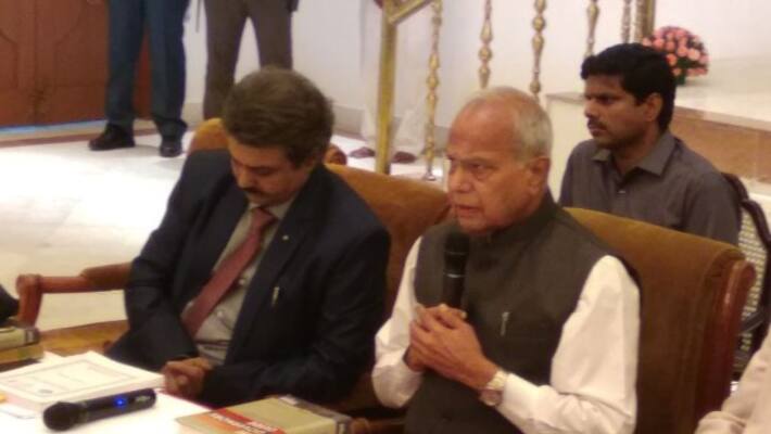 Governer apology for pat cheek of lady reporter Governer apology for pat cheek of lady reporter