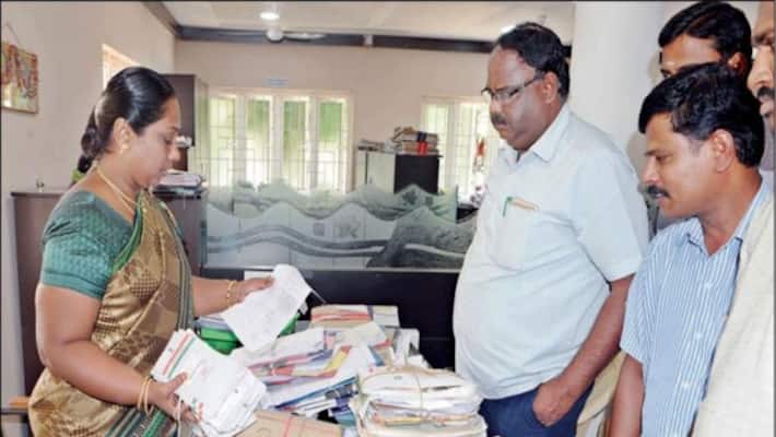 Aadhaar cards lying in the trash People are dissatisfied with reckless employees ... Aadhaar cards lying in the trash People are dissatisfied with reckless employees ...