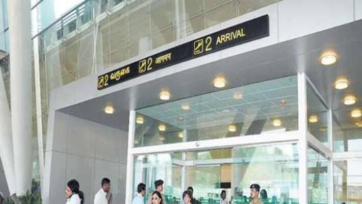 Sudden shock on flight to Delhi .. Union Minister stranded for an hour .. 147 passengers stranded. Sudden shock on flight to Delhi .. Union Minister stranded for an hour .. 147 passengers stranded.
