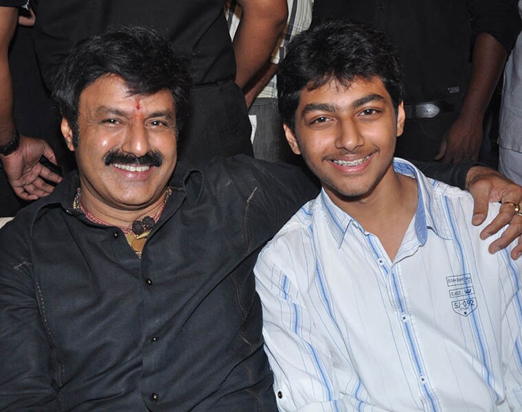 నందమూరి వీరాభిమానులు ఎప్పటి నుండో మోక్షజ్ఞ హీరోగా కావాలని ఆశపడుతున్నారు. మోక్షజ్ఞ టీనేజ్ క్రాస్ చేసినప్పటి నుండే ఈ డిమాండ్ వినబడుతుంది. ప్రతి ఏడాది మోక్షజ్ఞ బర్త్ డే వేడుకలు ఘనంగా జరుపుతూ, తమ కోరికను బలంగా బాలయ్యకు తెలియజేస్తున్నారు అభిమానులు.