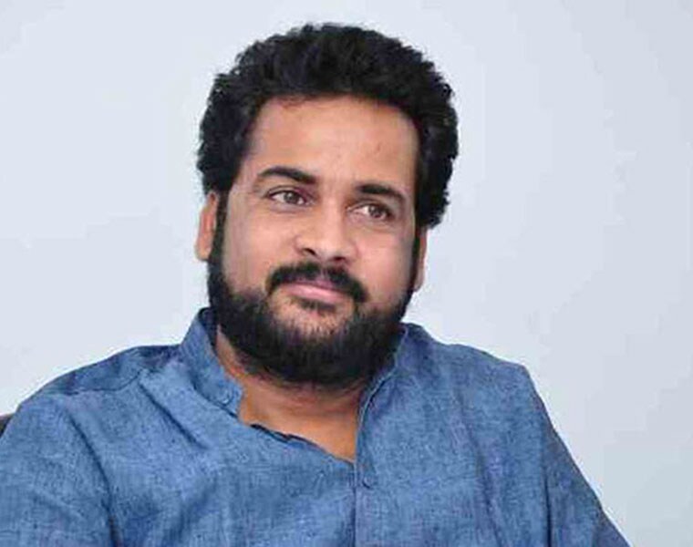 హీరోల విషయంలో కూడా ఫ్యాన్స్ పేరుతో గుడ్డలు చించుకుంటూ బాధ్యత లేకుండా యువత ప్రవరిస్తున్నారంటూ శివాజీ విరుచుకుపడ్డాడు. మొత్తంగా శివాజీ నేటి రాజకీయ పరిస్థితులపై ఓ సీన్ క్రియేట్ చేసి వెళ్లిపోయారు.