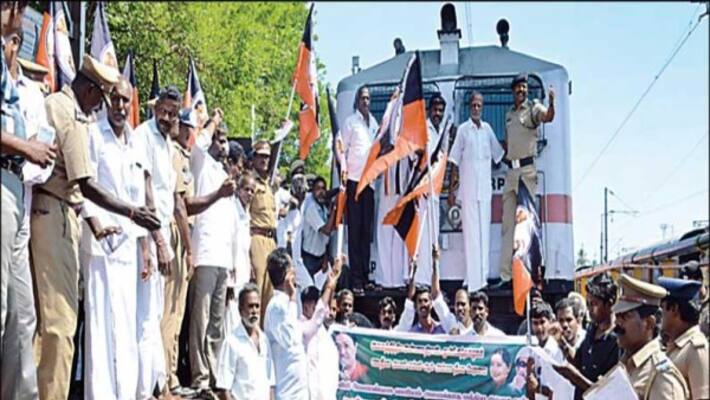 MGR amma deepa peravai members arrest for rail block protest MGR amma deepa peravai members arrest for rail block protest