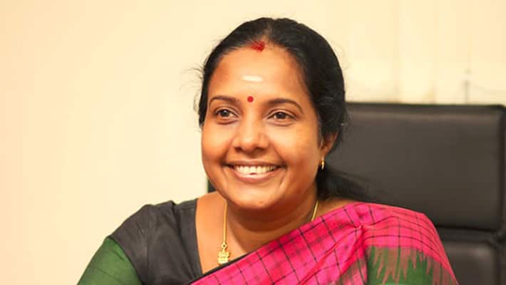 AIADMK workers attack BJP candidate in Tamil Nadu AIADMK workers attack BJP candidate in Tamil Nadu