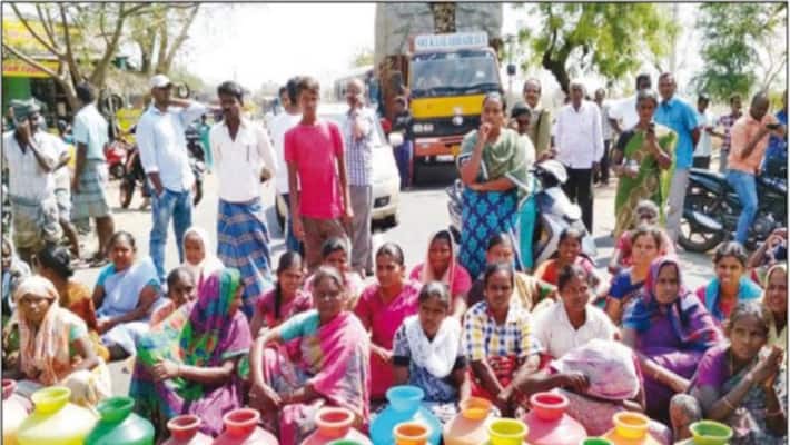People asking for proper drinking water supply held in road block... People asking for proper drinking water supply held in road block...