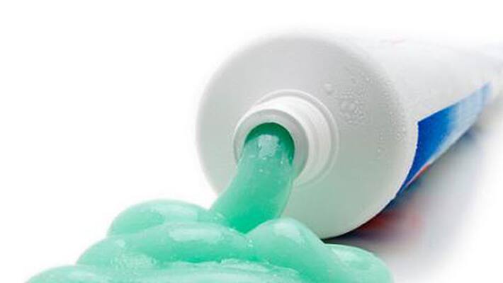 Does applying toothpaste on your pimple actually work Does applying toothpaste on your pimple actually work