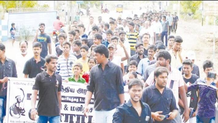 Human Chain Struggle in Karur - Many Boys Youth and People participate Human Chain Struggle in Karur - Many Boys Youth and People participate
