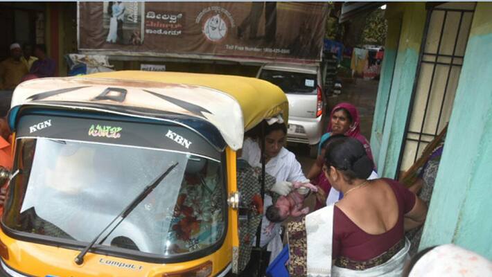 Woman Gives Birth to baby in Auto Woman Gives Birth to baby in Auto