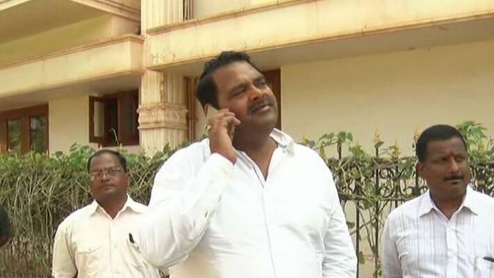 Former MLA Anil Lad vehicle met an accident Bengaluru mah Former MLA Anil Lad vehicle met an accident Bengaluru mah