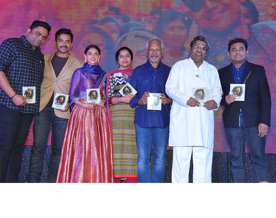 అయితే అభినందన్ పాక్ భూభాగంలో దిగాడు. పాక్ ఆర్మీ బందీగా అభినందన్ ఉన్నాడు.ఇదిలా ఉంటే అభినందన్ తండ్రి కూడ ఎయిర్ మార్షల్ గా పనిచేసి రిటైరయ్యాడు. మణిరత్నం సినిమా చెలియా సినిమాకు కొంత భారత వైమానిక దళం ఏ రకంగా ఉంటుందనే ఫీడ్ బ్యాక్ ఇచ్చారు. ఈ సమాచారం ఆధారంగానే మణిరత్నం సినిమాను చిత్రీకరించారు.