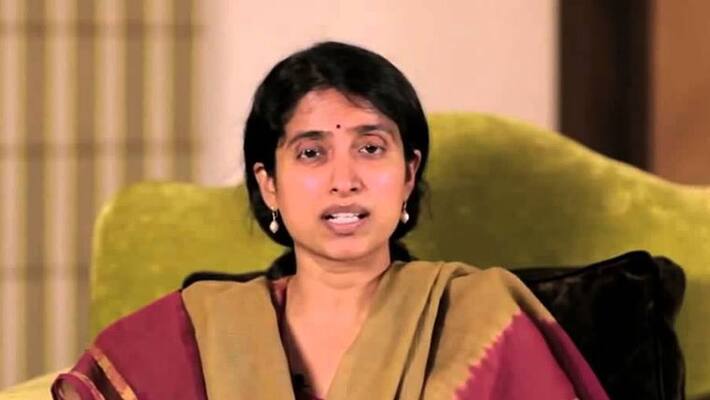 Jagan's wife YS bharathi arrives shamshabad airport Jagan's wife YS bharathi arrives shamshabad airport