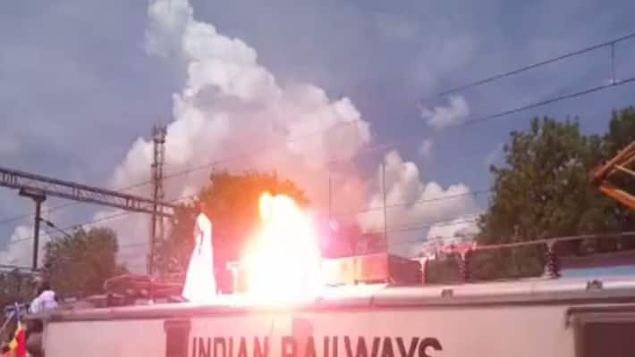 pmk supporter did protest on the train and shocked pmk supporter did protest on the train and shocked