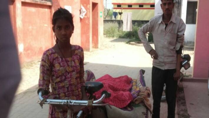 No Ambulance, Son Carries Man's Dead Body On Rickshaw In UP No Ambulance, Son Carries Man's Dead Body On Rickshaw In UP