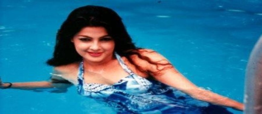 নব্বইয়ের দশকে ট্রান্সপারেন্ট থেকে টপলেস সবেতেই আগুন জ্বালিয়েছিলেন মমতা। শরীরী ছাঁদুতে বশ হয়েছিল হাজারো পুরুষ।