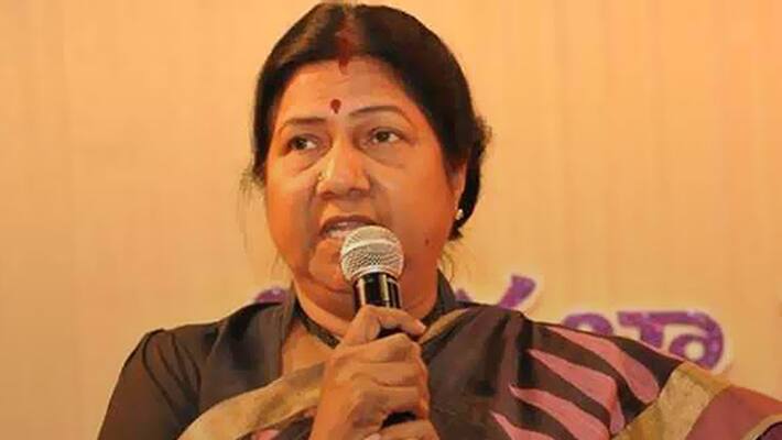 women commission chairperson nannapuneni rajakumari try to meet ys jagan women commission chairperson nannapuneni rajakumari try to meet ys jagan