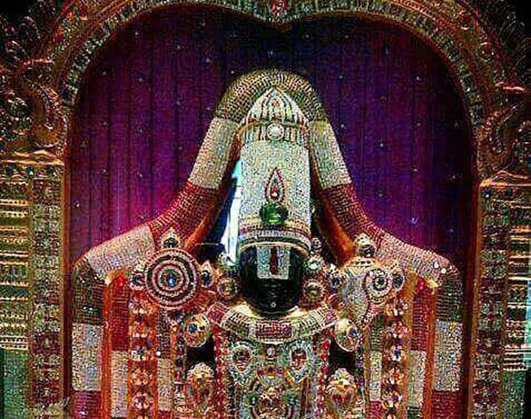 తిరుమలలో ఇప్పటివరకు 15 మంది అర్చకులకు కరోనా సోకింది. గురువారం నాడు మధ్యాహ్నం మరో ముగ్గురు అర్చకులకు కరోనా సోకింది. దీంతో మొత్తం 18 మంది అర్చకులకు కరోనా సోకినట్టుగా తేలింది. అర్చకులకు కరోనా సోకడంతో భక్తులకు దర్శనాలు నిలిపివేయాలని కోరినా కూడా అధికారులు పట్టించుకోవడం లేదని ఆయన ఆరోపించారు. ఈ విషయమై ఈవో, ఏఈఓలకు చెప్పినా కూడ పట్టించుకోవడం లేదంటూ ఆయన ఫిర్యాదు చేశారు.