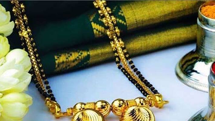 Woman offers Mangalsutra to Police to pay fine Woman offers Mangalsutra to Police to pay fine