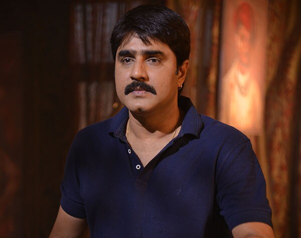 1988లో వరుస హిట్స్ 10 సినిమాలను రిలీజ్ చేసిన శ్రీకాంత్ 2005 వరకు మినిమమ్ ఏడాదికి 5 నుంచి 7 సినిమాలు రిలీజ్ చేసుకుంటూ వెళ్లాడు.