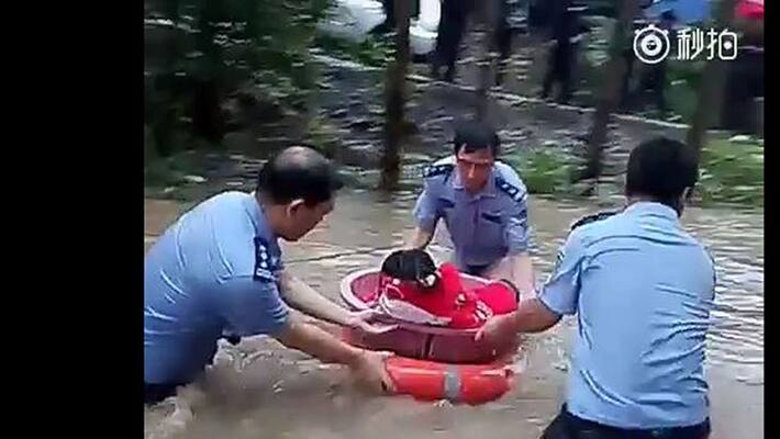 A baby girl was rescued by police officers A baby girl was rescued by police officers