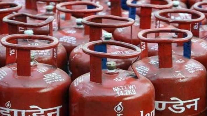 Restaurant Staff Narrowly Escapes LPG Blast in Hyderabad Restaurant Staff Narrowly Escapes LPG Blast in Hyderabad