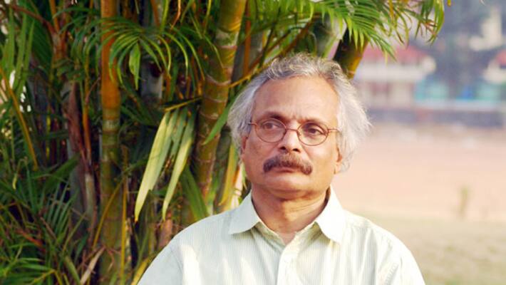 M Mukundan gets ezhuthachan award M Mukundan gets ezhuthachan award