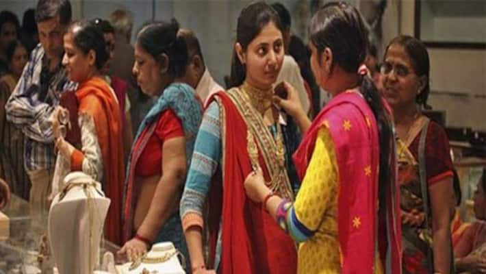 In a complaint filed with jewelery shops in Pondipazar in Chennai, a policeman has made a stir in the workplace. In a complaint filed with jewelery shops in Pondipazar in Chennai, a policeman has made a stir in the workplace.