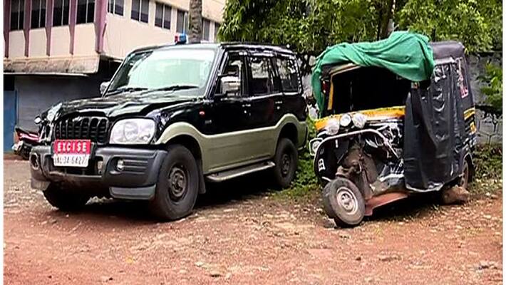 excise deputy commissioners vehicle hit and run autorikshaw in kozhikode excise deputy commissioners vehicle hit and run autorikshaw in kozhikode
