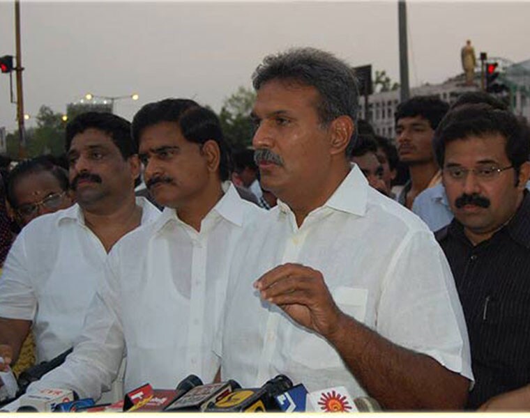 ఆదివారం నాడు బుద్దా వెంకన్నను లక్ష్యంగా చేసుకొని నాని ట్విట్టర్ వేదికగా విమర్శలు గుప్పించడం చర్చనీయాంశంగా మారింది. పార్టీ నేతలంతా కలిసికట్టుగా ప్రత్యర్థిపై పోరాటం చేయాల్సిన సమయంలో ఈ రకంగా స్వంత పార్టీలో నేతలే ఒకరిపై మరోకరు విమర్శలు చేసుకోవడంపై విజయవాడ నేతల మధ్య విభేదాలు ఏ మేరకు చేరుకొన్నాయో అర్ధమౌతోంది.