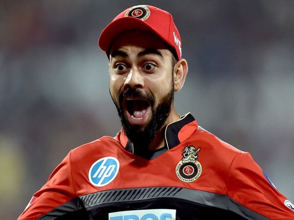 <p>আইপিএলের প্রস্তুতি মাঝেই বিরাট কোহলি বেশ বুক ফুলিয়েই নাইট রাইডার্স শিবিরে ঢুকে পড়েছেন। শুনতে অবাক লাগলেও এটাই সত্যি।<br />
</p>