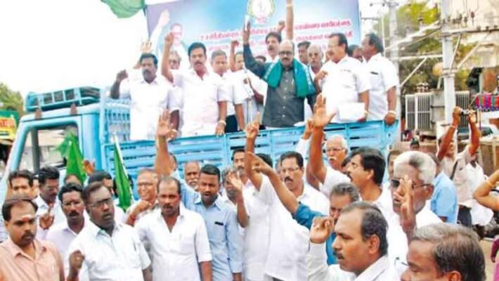 Primary school teachers held in protest for Cauvery Management Board ... Primary school teachers held in protest for Cauvery Management Board ...