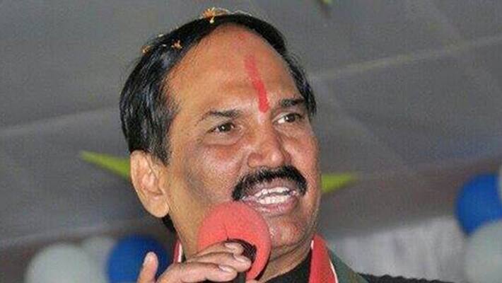 TRS Workers Stops MP Uttam Kumar Reddy Speech in suryapet district TRS Workers Stops MP Uttam Kumar Reddy Speech in suryapet district