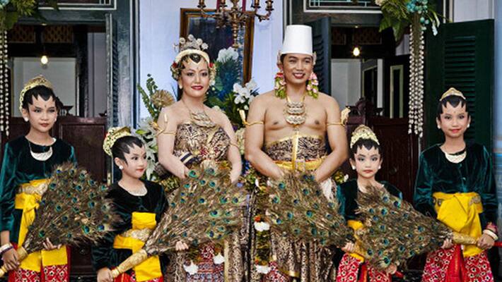 Bizarre: Newly married Indonesian couples are not allowed to use toilet for 3 days Bizarre: Newly married Indonesian couples are not allowed to use toilet for 3 days