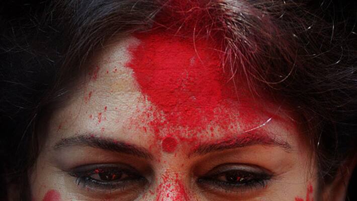 Compounder in Bihar's Samastipur forcefully puts vermillion on doctor's forehead, booked Compounder in Bihar's Samastipur forcefully puts vermillion on doctor's forehead, booked