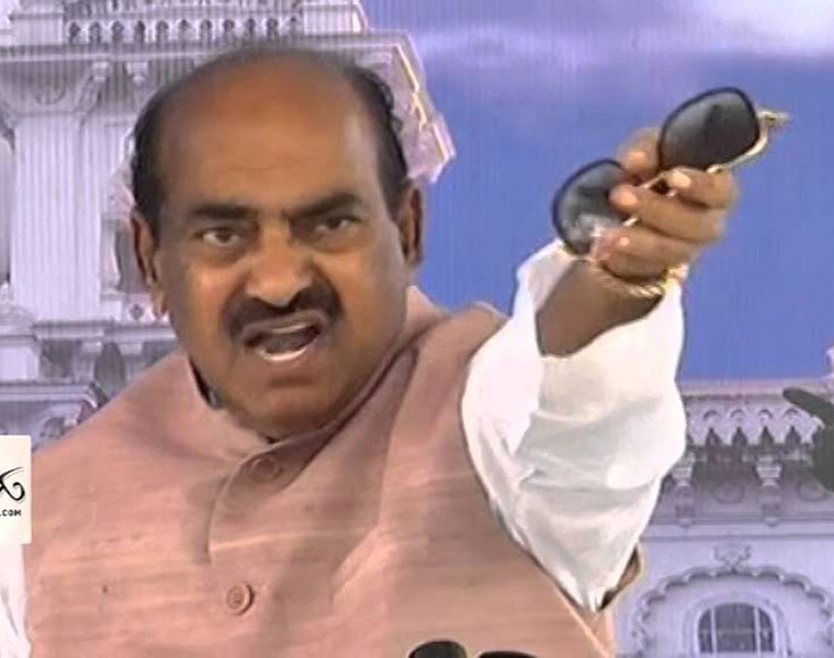 పార్టీ నేతలు చాలా మంది ఇబ్బంది పడ్డారని జేసీ దివాకర్ రెడ్డి గుర్తు చేశారు. కేశినేని నానే కాదు... చాలా మంది నేతలు పార్టీలో చోటు చేసుకొన్న పరిణామాలతో కష్టాలు అనుభవించారని ఆయన చెప్పారు.