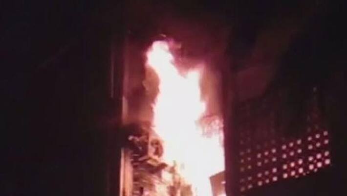 Fire breaks out at ismail building near jumma masjid in mumbai BDD Fire breaks out at ismail building near jumma masjid in mumbai BDD